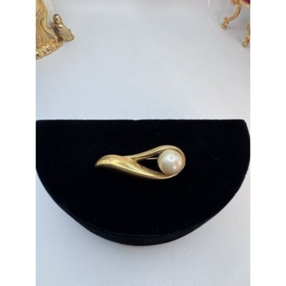 Vintage Trifari Brooch Pin with Faux Pearl Gold Tone Costume Jewelry - Picture 3 of 7